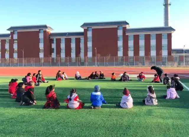 构成教与学师与生“共同在场”的双向互动讲堂力求在师生携手探索