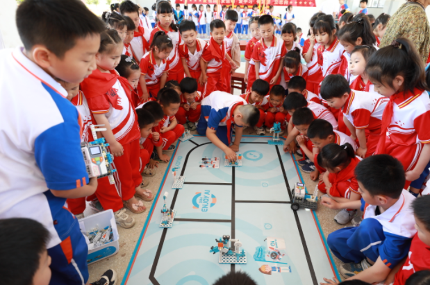 灵活学习不同地区的教师共享教学经验共同破解教学难题