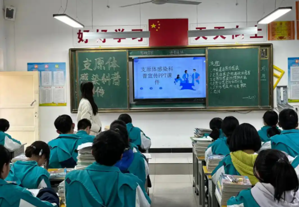 打破传统课堂让老师从讲台前走到了学生后从教师主导到学生主场 打破传统课堂让老师从讲台前走到了学生后从教师主导到学生主场