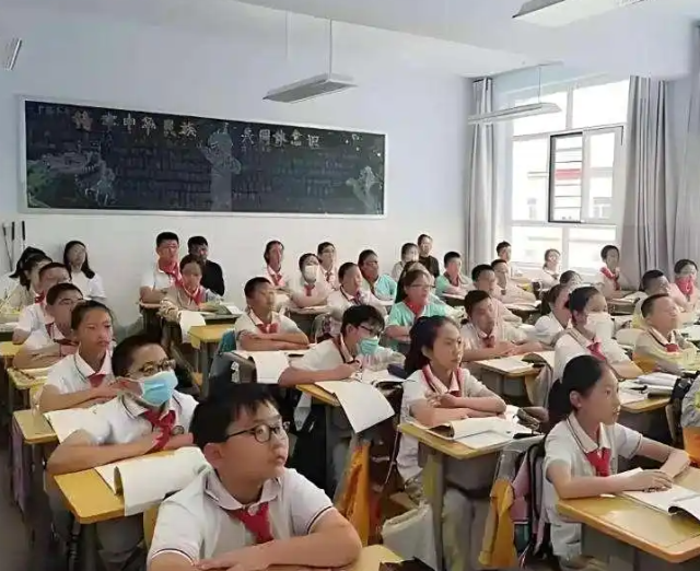 真正的对症下药不是在起点上按成果分班而是在多元的班级生态中