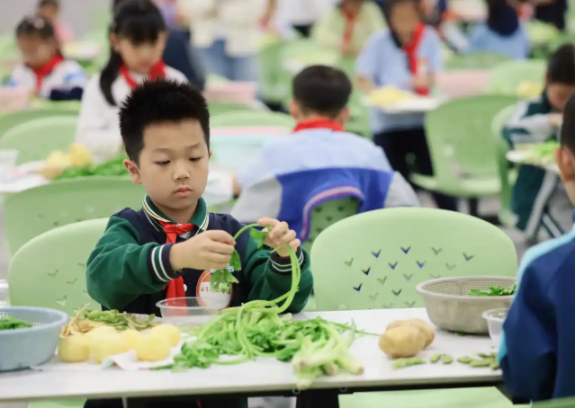 学校让“劳作最荣耀”的种子在每一个孩子心中生根发芽 学校让“劳作最荣耀”的种子在每一个孩子心中生根发芽