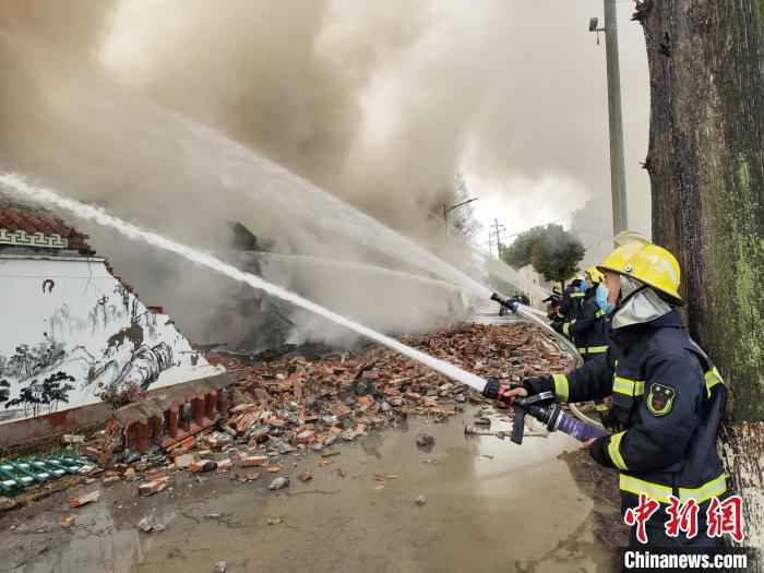 图为火灾现场。嘉兴消防提供 浙江嘉兴一纺织厂发生大火 消防出动100多人赴现场救援
