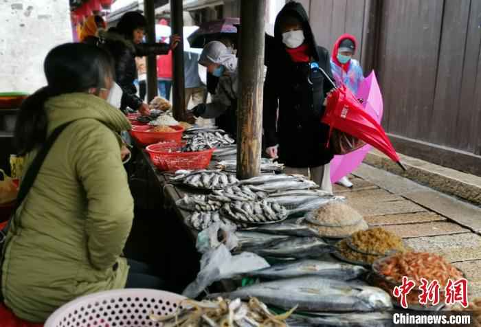 800游人走进水墨周庄感受烟雨江南