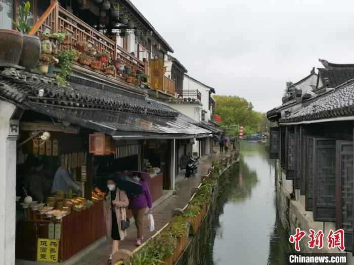 800游人走进水墨周庄感受烟雨江南